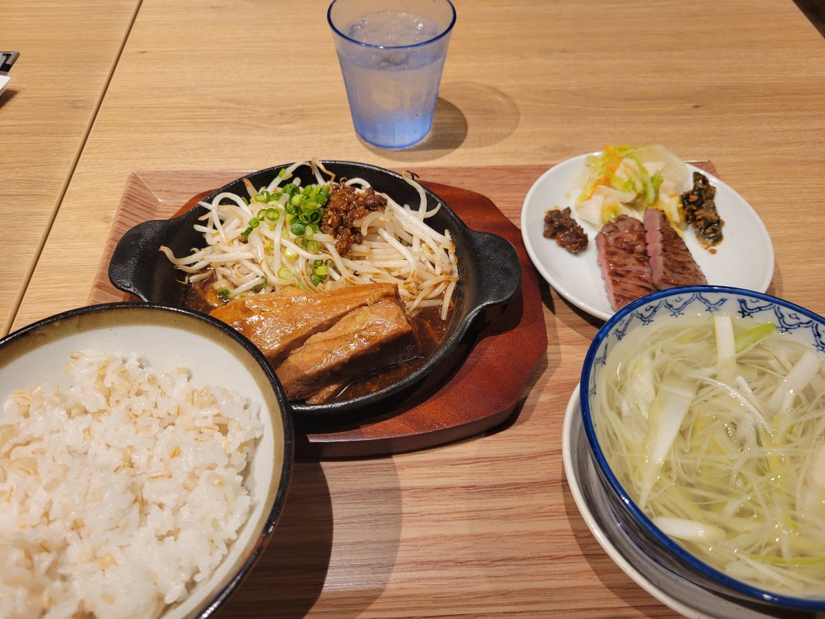 mamamoon0419's tweet photo. 一人利久で優雅な #ランチタイム🎵🎵
牛タンは安定のうまさ👍
角煮柔らかくて美味しかった♥️
大満足でごちそうさまでした😊 https://t.co/dQqxsFfZgl