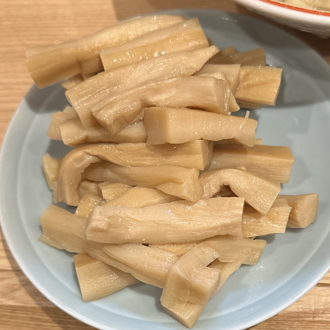 NoodleLoverKD's tweet photo. 久臨 エキュートエディション御茶ノ水店にてメンマつけ麺メンマトッピング。
太縮れ麺が濃い目のつけ汁に合って美味しかったです。メンマはデフォでも大満足な量ですので追加しなくても大丈夫ですww
#久臨エキュートエディション御茶ノ水店
#つけ麺
#御茶ノ水つけ麺
#群馬麺食い
#麺食い https://t.co/kHrf93U4O9