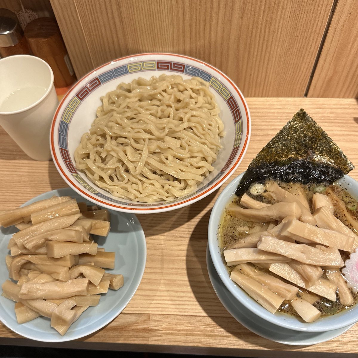 NoodleLoverKD's tweet photo. 久臨 エキュートエディション御茶ノ水店にてメンマつけ麺メンマトッピング。
太縮れ麺が濃い目のつけ汁に合って美味しかったです。メンマはデフォでも大満足な量ですので追加しなくても大丈夫ですww
#久臨エキュートエディション御茶ノ水店
#つけ麺
#御茶ノ水つけ麺
#群馬麺食い
#麺食い https://t.co/kHrf93U4O9