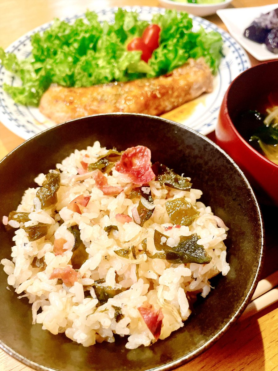 asu25asu02's tweet photo. 最近秋っぽくなってきたから秋っぽいご飯作るの楽しんでる𓎩𓌉𓇋
あと「今年初めて手作りしたから粒が小さいのもあるけど…」って友達からもらったマスカット普通に甘いし凄すぎて笑った https://t.co/EFDXyYU0wD