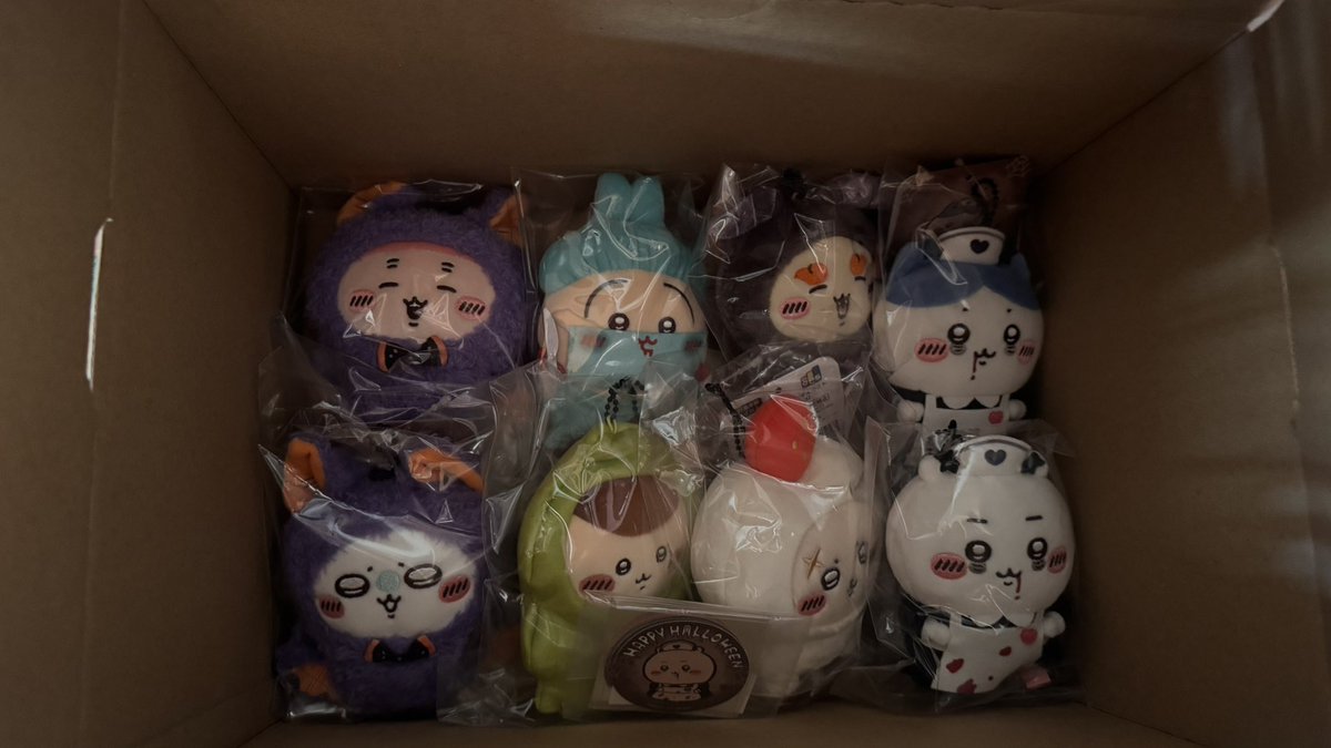 komasanyomama's tweet photo. ちいマでハロウィン🎃👻受注予約品届いて開封し緩衝材取ったら血を流したちいちゃんにドキッ😱💦💦🩸🩸
タオルを取ったら全員きれいに並んで📦に整列してた🥰可愛い🩷
#ちいかわ
#ちいかわマーケット
#ハロウィン🎃👻 https://t.co/lO7yYmp3c9