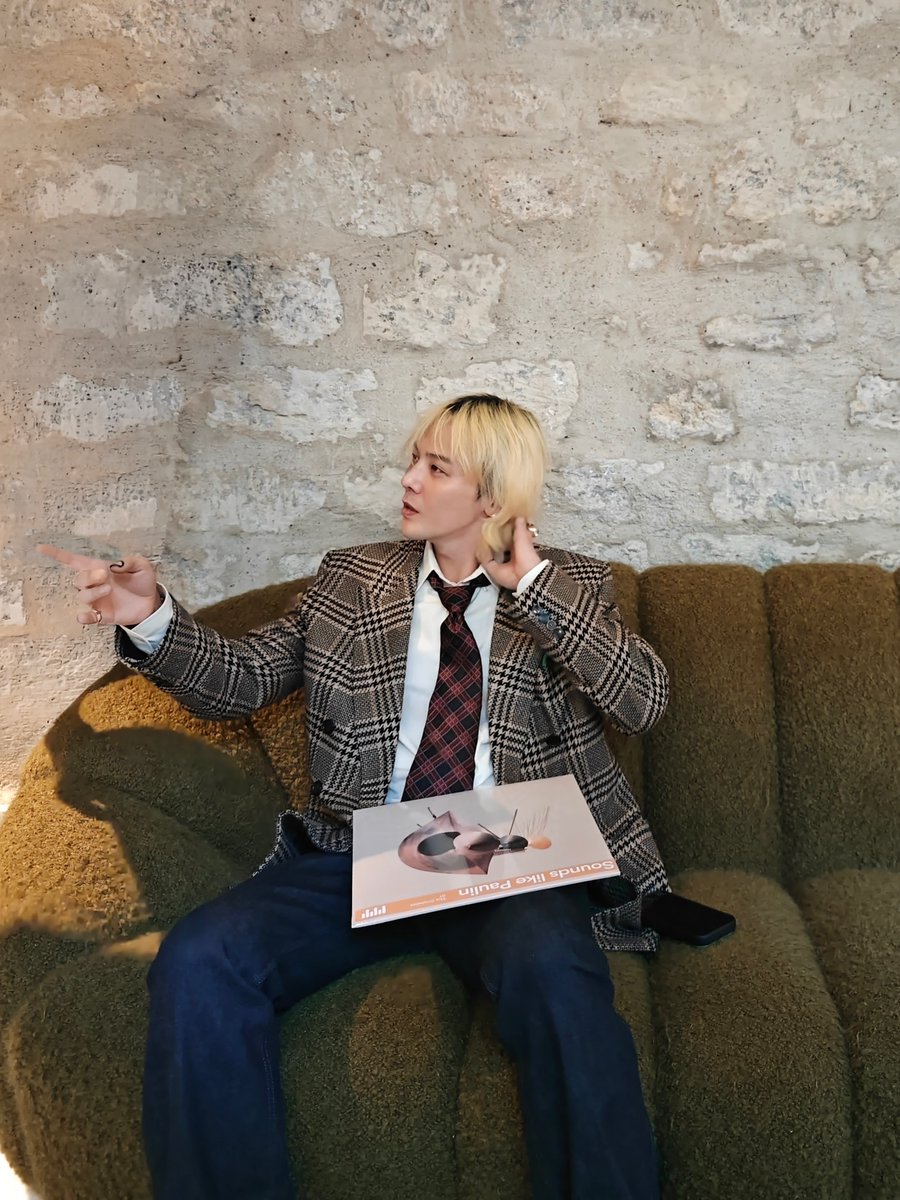 WhiteTamar1's tweet photo. All the Paulin chairs that GD enjoys sitting on 🤗😍
Btw KBS crowned G-DRAGON the “King of Chairs” in 2022 🤗
#GDRAGON https://t.co/CK808AuaQO