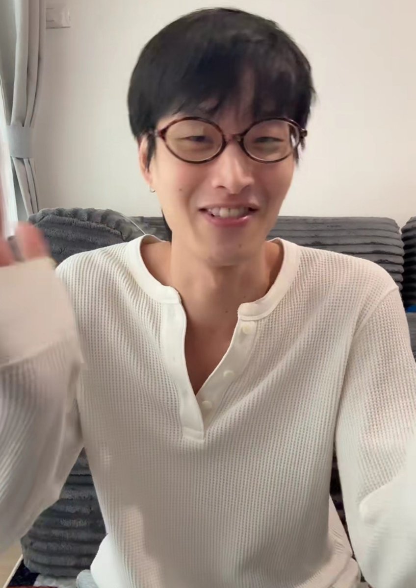 dumb_doughnuts's tweet photo. he's adorable okay https://t.co/mWD5PcHbTy
