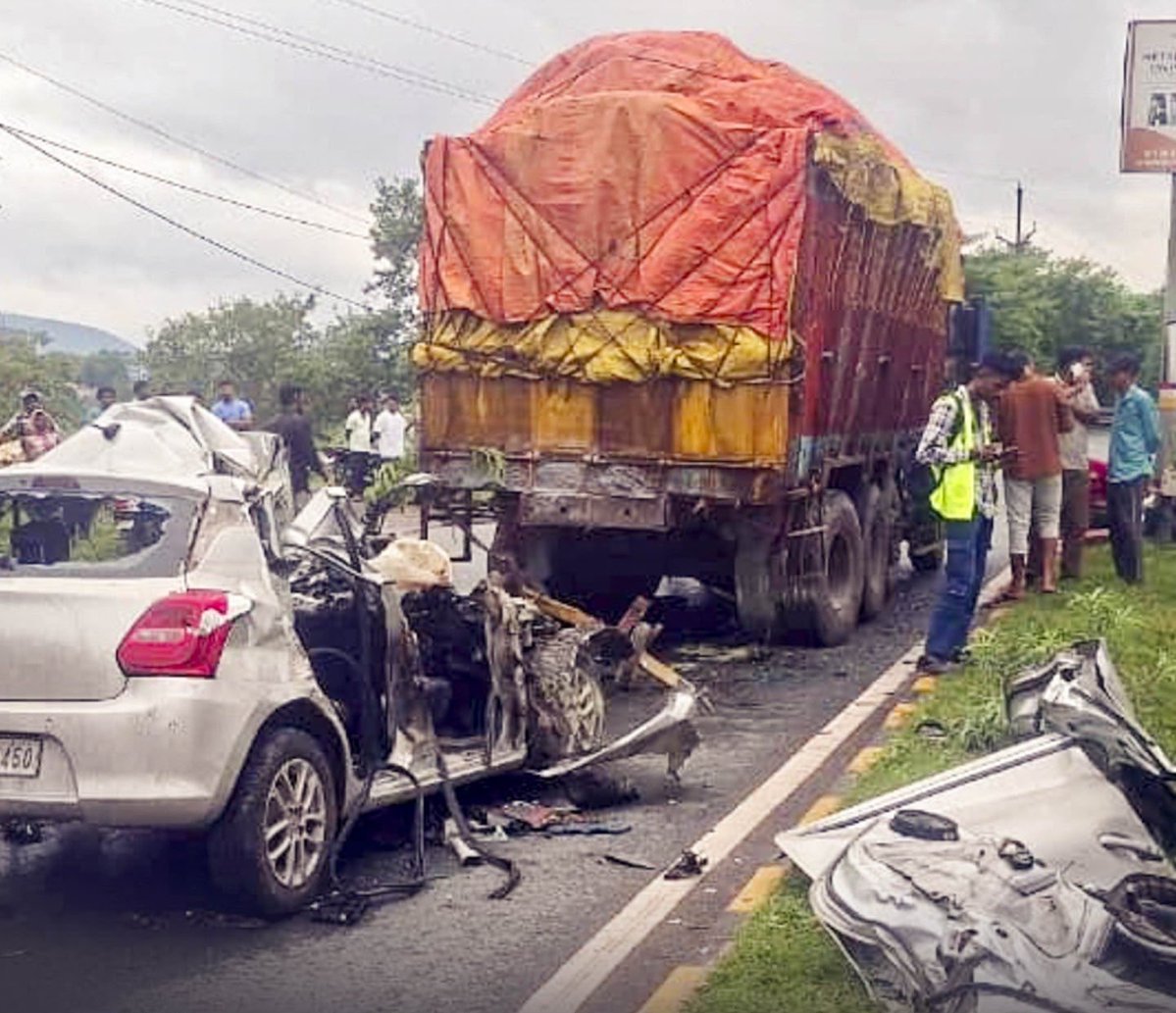 GoldySrivastav's tweet photo. #Jharkhand
#minister Dipika Pandey Singh's #daughter was among four people #killed when the car they were travelling in rammed into a stationary truck in #Jamshedpur city. The accident occurred on Marine Drive Road in Sonari police station area in the early hours of Thursday.
#Jamshedpur
#Jharkhand
#JamshedpurAccident
#JharkhandNews
#RoadAccident
#DeepikaPandeySingh
#TrishaSingh
#HemantSoren
#CarAccident
#TruckAccident
#4YouthDeath
#NewsFlash
@Jsr_police
@spkoderma1