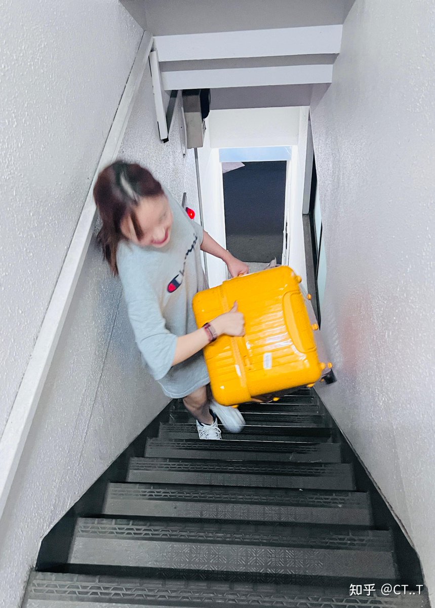 MannMuggel's tweet photo. A stranger helped me carry my groceries up 3 flights of stairs when my hands were full and my arms were sore—kindness is such a small, warm surprise that makes a rough day feel so much lighter. https://t.co/2rlmHP9oT0