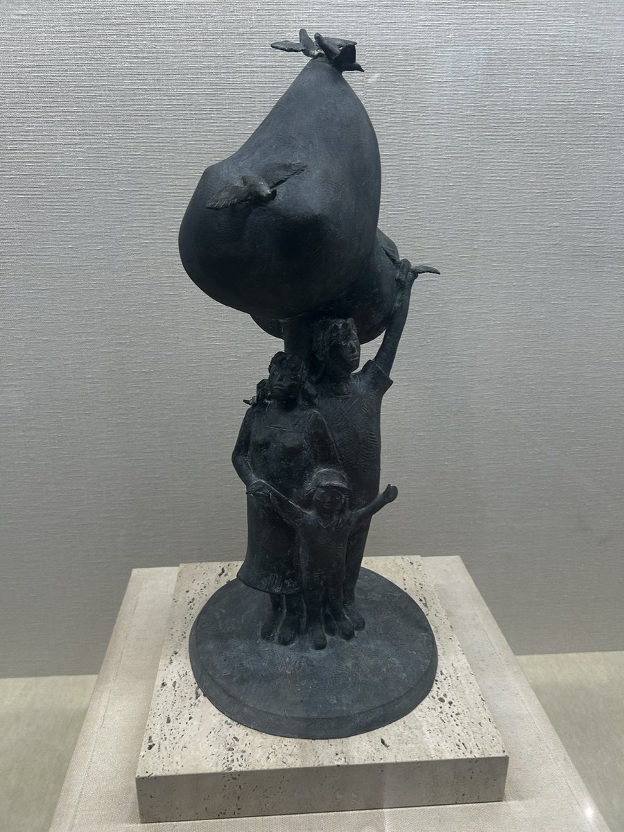 Tochi_Chis's tweet photo. 海の上にそびえる不思議な木を
大きな旗を立てて 眺めている

眠りから覚めて 夢を着替えた
どんな季節にも 自由の姿で
倒れない気がしたから
朝のドアをくぐった

君は見たか
ひとつの鼓動分け合いながら
心にふちどられてる
君だけの BIG TREE https://t.co/raosphsJ78