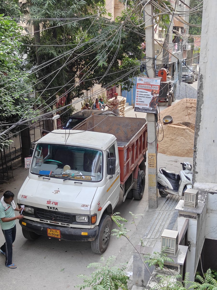 decent_anjum's tweet photo. @dtptraffic , please tell me whom to call out for OBSTRUCTION OF TRAFFIC by CONSTRUCTION MATERIAL ON ROAD, despite repeated complaints and no action https://t.co/ImpGTE7Sh8