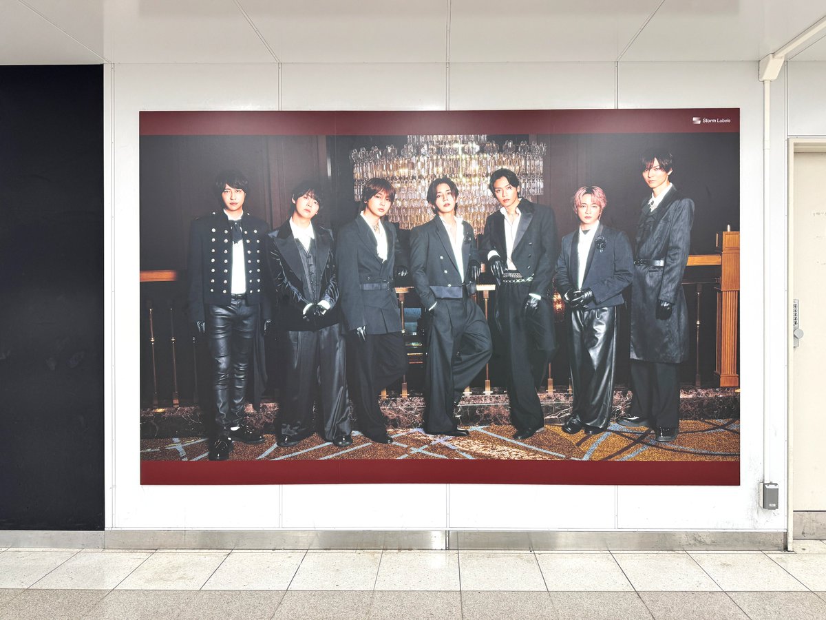 sogohodopopeye's tweet photo. #HeySɑyJUMP の広告が新宿東口ツインシートに掲出されています✨
2種類のビジュアルで、1つはメンバー7人が勢ぞろいでテキストなし、もう1つは誰もいない部屋にグループ名のテキストのみ👀
最小限の情報ですが洗練されたビジュアルで訴求する広告デザインです💡 https://t.co/DBZJbDHsTe