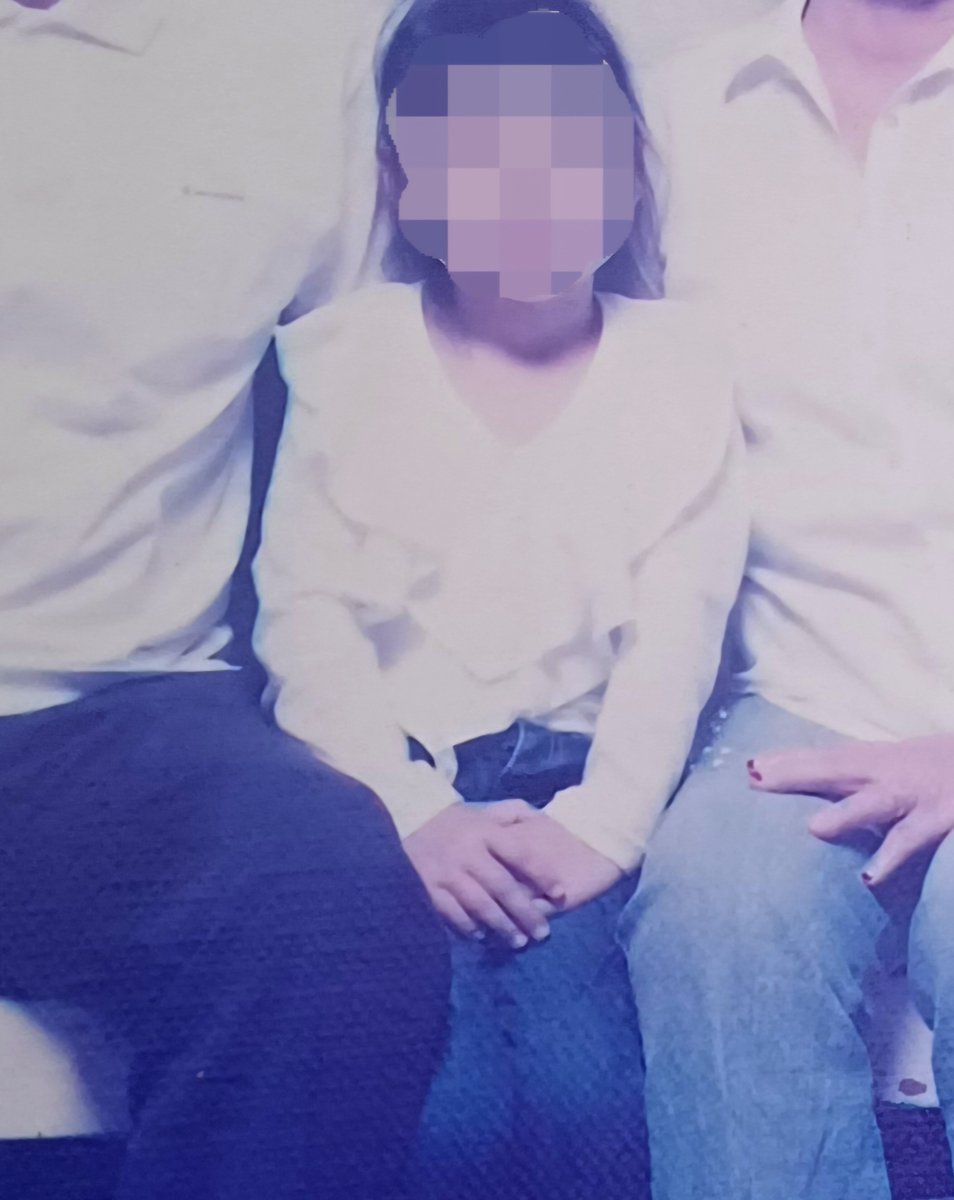 R0RONOAZ0RO's tweet photo. 별채 구석에 예전에 찍은 가족 사진 있어서 보는데
외려 어렸을 때 더 꾸몄구나 싶군 https://t.co/tBmjtTYQAB