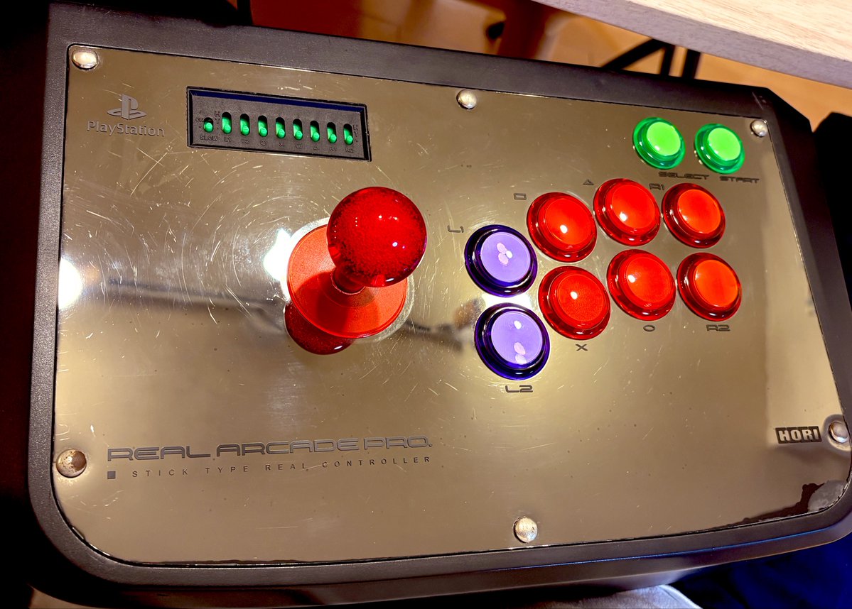 syo_amabane's tweet photo. Skullgirlsで遊んでたら微妙に手触りが悪く感じてアケコン掃除した。
2004年か2005年ぐらいから使ってる。20年以上同じアケコンなのヤバいよなと自分でも思う🫠でも買い替える理由がない。
ボタン2回、レバー1回換装済みだし問題も特に無い。強いて言うなら接続端子がUSBじゃなくてプレステ端子な事か https://t.co/1KtZHsPaTH