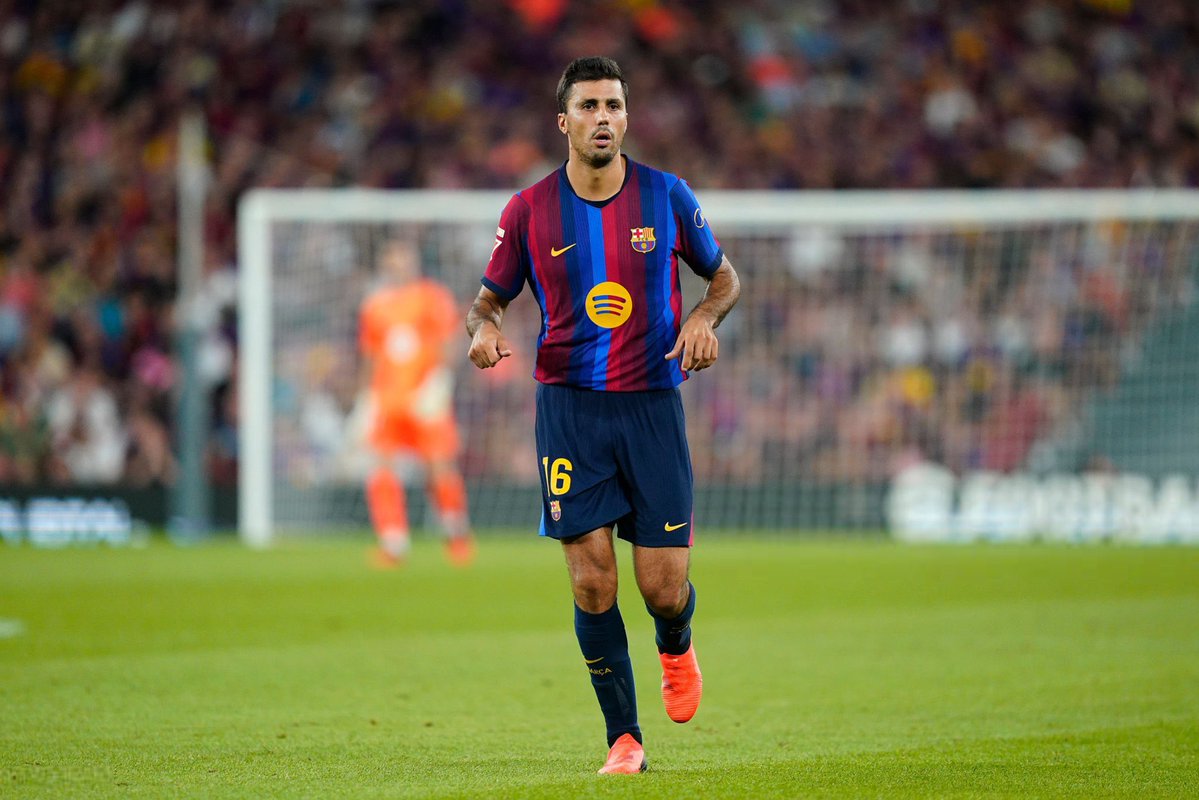 barcacentre's tweet photo. 🚨 Rodri: "Pep Guardiola and Hansi Flick aren't alike at all. When I arrived at Barcelona, I thought I was stepping into the philosophy of rondo and possession, and the truth is that the first four days they gave me such a physical beating that I said. 'What have I gotten myself into?'" [@partidazocope] 🎙️