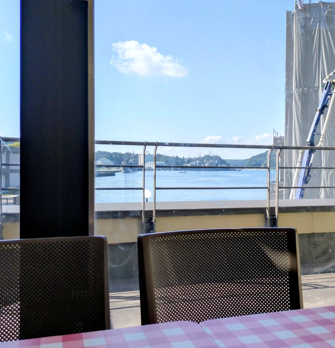 ka1111wind's tweet photo. サイゼリヤ コースカベイサイドストアーズ店でランチ。軍艦と海を見ながら食事ができるサイゼリヤはここだけだと思ます。日差しが強いと暑いのでブラインド下げています。ハンバーグステーキ美味しいです。 https://t.co/WViLLUJPKX