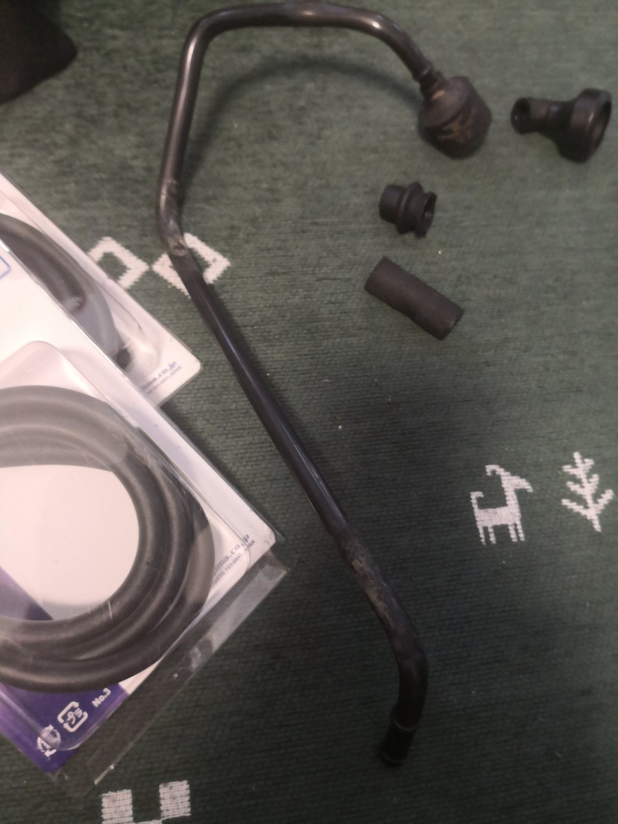 nerve609's tweet photo. ベンチレーションホースの付け根のゴム部品が切れてしまい、とりあえずOSエンジンのエアーフィルタで代用したが、再来月車検でやって貰えれば良いのだが https://t.co/QaqROiPWHc