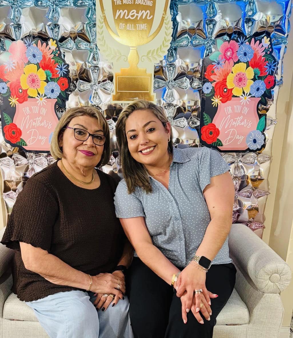 fatihbul's tweet photo. Feliz Día de las Madres, mamá querida. Soy muy orgullosa y afortunada de la madre que Dios me dio. Gracias por su amor y apoyo incondicional. La amo con todo mi corazón y pido a Dios celebrar este día con usted por muchos años más. https://t.co/v3wgzEnS0c