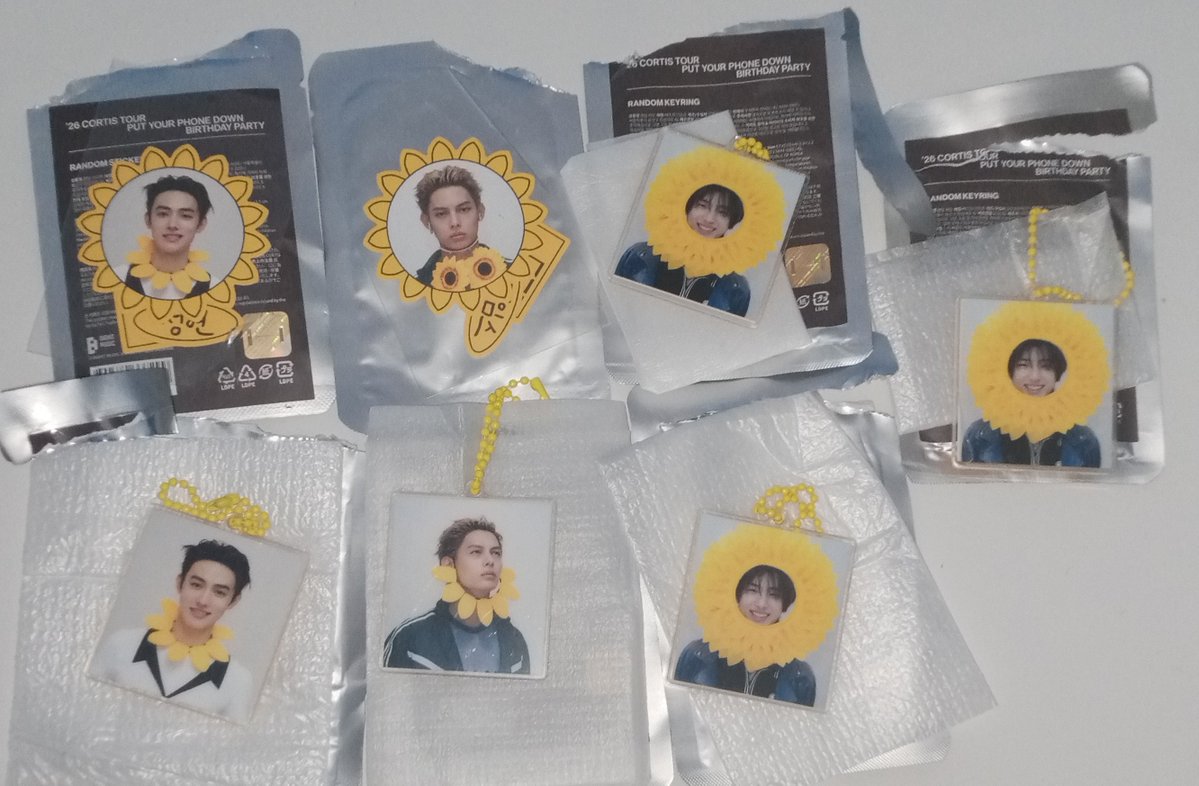 coerbeez's tweet photo. Ternyata martin dan keonho gak pulang, kukira pulang:') 
- stiker: james &amp; seonghyeon 
- keyring: james, juhoon, seonghyeon 

😭😭😭😭😭😭😭😭😭 Di spam juhoon keyring. Gue beli 5, biar dapet cortis ot5. Tapi gak espek aja juhoon pulang banyak, padahal udah pesimis 😭 https://t.co/0su4gOCbUV
