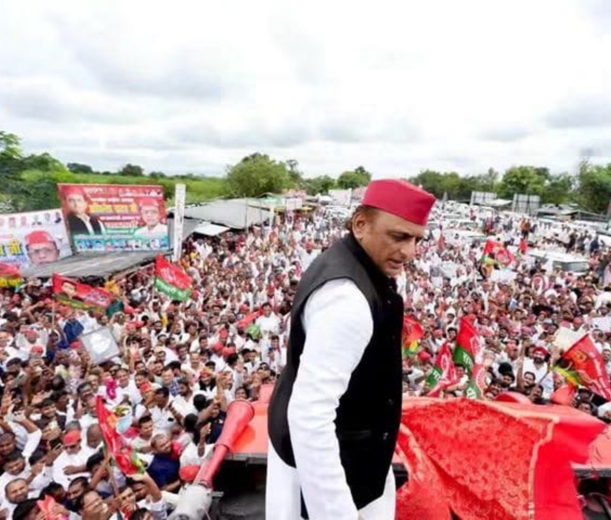 JaikyYadav16's tweet photo. आज से अखिलेश यादव जी ने विधानसभा चुनाव 2027 की नींव रख दी है।🔥

एक बात तो है,

अखिलेश यादव जी की रैली हो या रोड शो या कोई और कार्यक्रम हो भीड़ इतनी ज़्यादा आ जाती है कि प्रशासन से कंट्रोल नहीं हो पाती है।

आज रायबरेली में ऐसा ही माहौल देखने को मिल रहा है अब यूपी के युवा अखिलेश जी में अपना भविष्य देख रहे हैं।

कुछ खास पार्टी के लोग कोई रैली करते हैं चाहे उसमें बड़ा नेता ही क्यों न आ जाए कुर्सी खाली ही रह जाती है।😀
