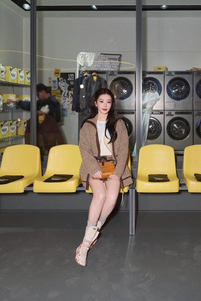 Yz1106Aoao's tweet photo. 📸 260924 #YangZi RedNote update with photos from the @OnitsukaTiger SS27 show at Milan Fashion Week 

🔗: https://t.co/FqrRefMpfL 

#YangZixOnitsukaTiger https://t.co/lUUu23U5rg