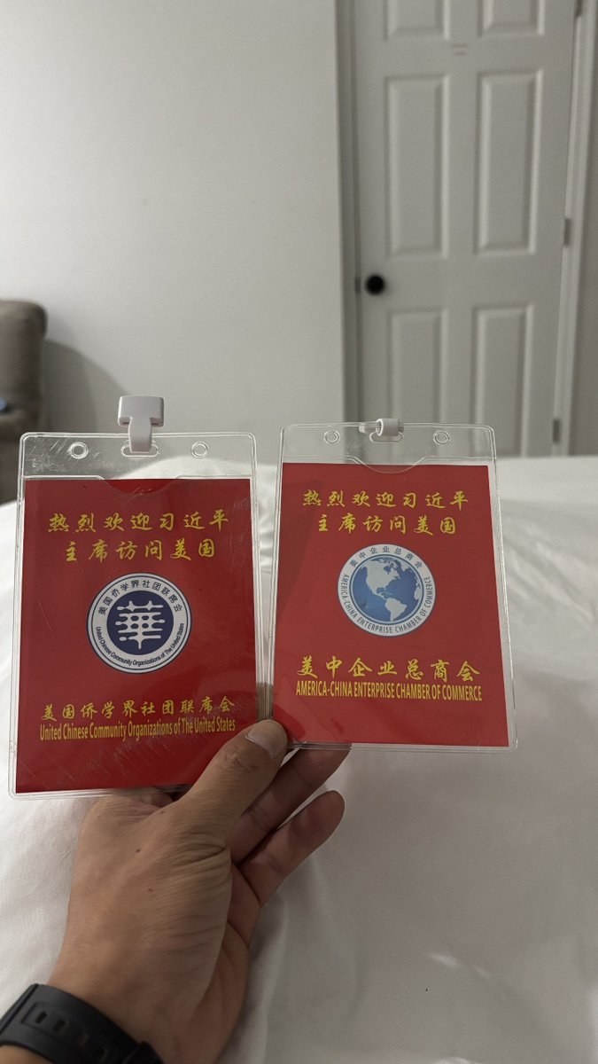 美国安德鲁斯空军基地外冲突后徐江晒习近平访美欢迎胸牌
