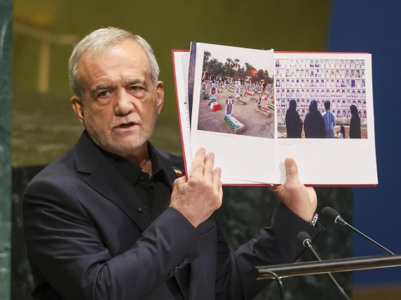 AlRobecchi's tweet photo. Il Presidente iraniano Pezeshkian, all'Onu, ha ricordato le 180 bambine assassinate da un bombardamento Usa a Minab, in Iran, nel febbraio scorso (con double tap, in modo da uccidere anche feriti e soccorritori), che i nostri democratici media avevano dimenticato. Che distratti! https://t.co/zTNm3dfi39