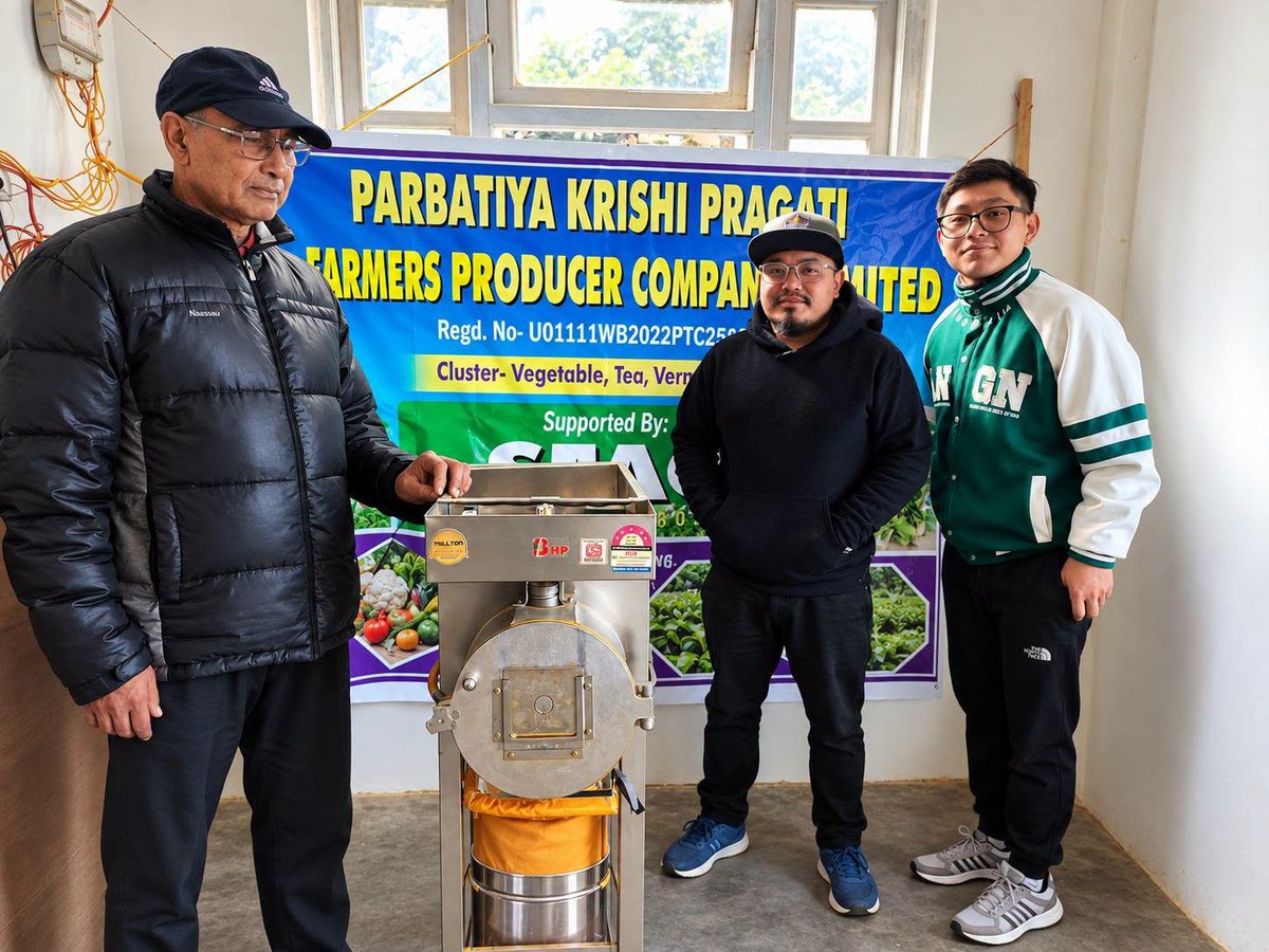 atariXhyderabad's tweet photo. Local Processing, Better Value for Farmers! 🌽🏭 Parbatiya Krishi Pragati FPO, #Darjeeling #WestBengal, a #PMDhanDhaanyaKrishiYojana district, with 780 farmers, operates a multi-purpose pulverizer (10 q/day)—enabling local processing, value addition & market opportunities. #DDKY https://t.co/yxbbakMRhy