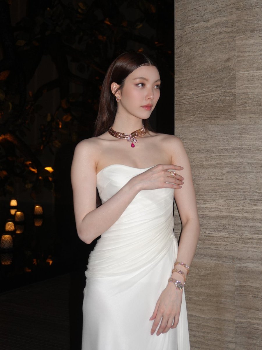 Ticha_CB's tweet photo. “สวย” ในมุมมองของทุกคนไม่เหมืิอนกัน และการที่แบรนด์จะชูสก็ไม่ใช่เรื่องง่ายๆ ที่อยู่ๆจะเลือกมาเฉยๆ มันต้องดูด้วยว่าเหมาะสมมั้ย ทุกคนมีมุมความสวยและเหมาะสมที่ต่างกัน อย่าเอามาเปรียบเทียบกันเลย ใดๆคือก็ยังมองว่าน้องออม เหมาะสมกับ Bvlgari มากๆ💜🐍

#OrmKornnaphat
#ออมกรณ์นภัส‌ https://t.co/HXjxndOCV3