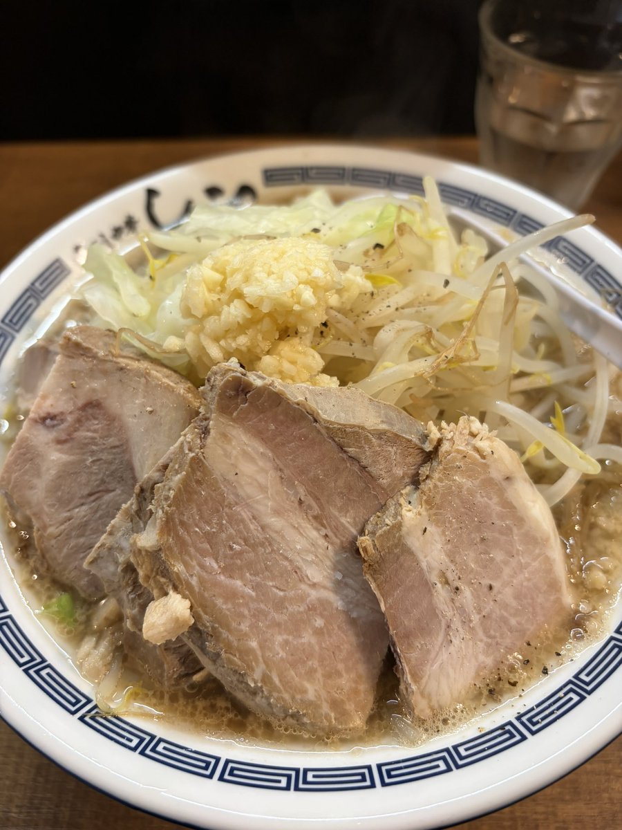 bakudantarou's tweet photo. 世田谷通り
大蔵近く
煮干し中華しんこつ
牛若丸豚増し　1300
久しぶりに来たんやけどな、ここんちの豚は肉山の豚なんや
もち���んニンニク🧄も入れてもらって完食
ご馳走様でした😋
＃麺喰い
＃らーめん
＃豚
＃もやし
＃ニンニク https://t.co/0g5Fc3oKbh