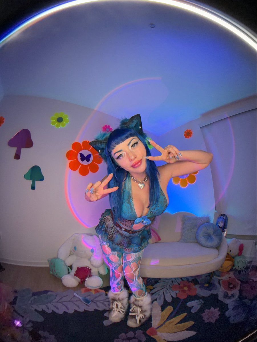 jewelz_blu's tweet photo. If you love rave vlogs, and music ~ give my TikTok a follow 🫶

��️bluwaifu https://t.co/DIGtv011qv