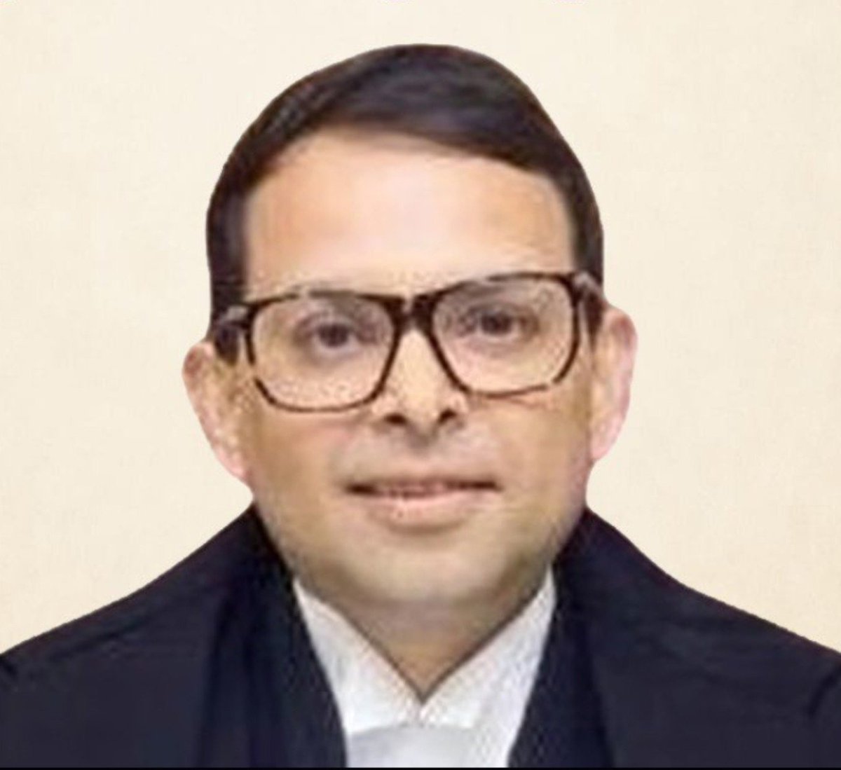 raviparmarIN's tweet photo. कॉलेजियम व्यवस्था ने फ़िर दो जज को हाईकोर्ट के मुख्य न्यायाधीश के रूप में नियुक्त किया है 🔥🔥

इनलोगों को SC ST OBC समुदाय से कोई जज नहीं मिलता, सुभाष उपाध्याय को उत्तराखंड हाईकोर्ट और कौशिक गोस्वामी को गुवाहाटी हाईकोर्ट का परमानेंट जज बनाया है,

जब तक देश के न्यायालयों में SC ST OBC समुदाय का प्रतिनिधित्व नहीं होगा, न्याय मिलना असंभव है, 

कॉलेजियम व्यवस्था ख़त्म होनी ही चाहिए, यह एक ही जाति विशेष के लोगों को प्राथमिकता देता है।