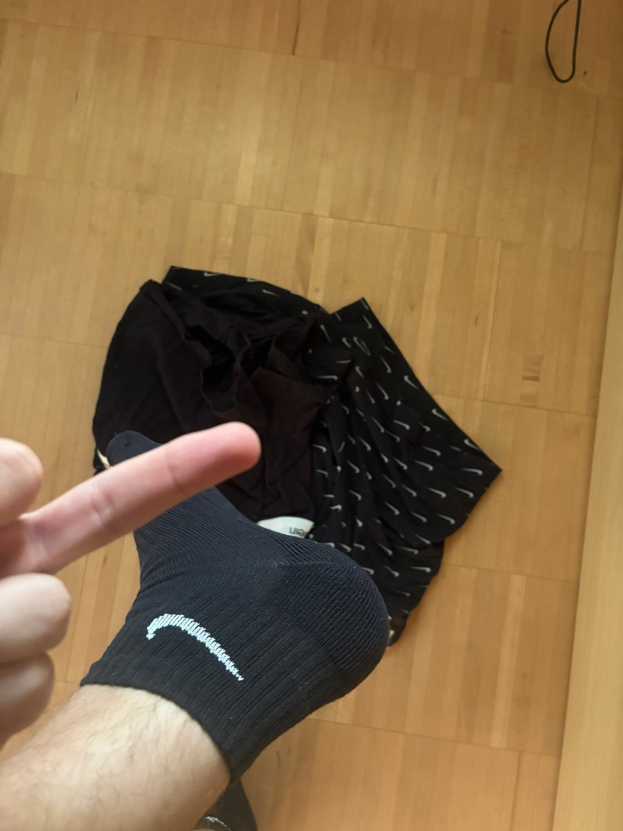 MasterErikdom's tweet photo. calze nike, mutande firmate, tutto quello che voi schiavi sognate di odorare sta sotto ai miei piedi https://t.co/2RPO6ELrRc