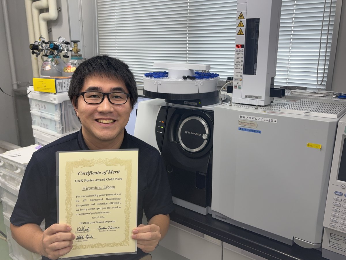 Ate1614Epk's tweet photo. 今年7月に行われたThe 20th International Biotechnology Symposium and Exhibition (IBS2026)でGteX Poster Award Gold Prizeを頂戴いたしました。54年ぶりの日本開催という機会に栄えある賞をいただき、大変光栄です。
背景は共に横浜から神戸へ移動してきたGC-MS/MSです。今後も頑張ります。 https://t.co/Se21LBHdfJ