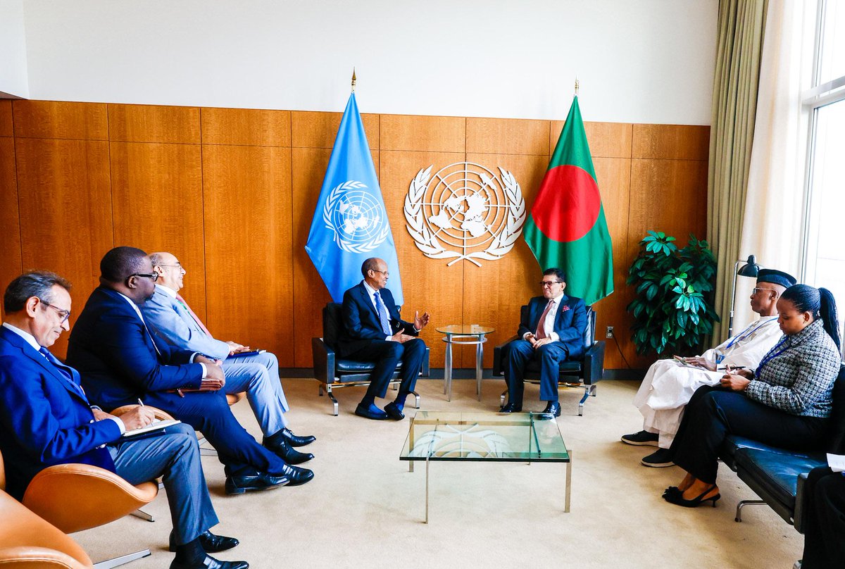 _AfricanUnion's tweet photo. Le Président de la Commission de l’Union africaine, S.E. Mahmoud Ali Youssouf, @ymahmoudali s’est entretenu avec le Président de la 81e session de l’Assemblée générale des Nations Unies, S.E. Khalilur Rahman, sur les priorités africaines et la réforme de la gouvernance mondiale.

Ils ont réaffirmé la nécessité d’une représentation africaine pleine, permanente et équitable au Conseil de sécurité, ainsi que le rôle essentiel de l’Afrique dans la promotion de la paix, de la sécurité et du multilatéralisme.

Lire @ https://t.co/ZRIYBVxFM2
