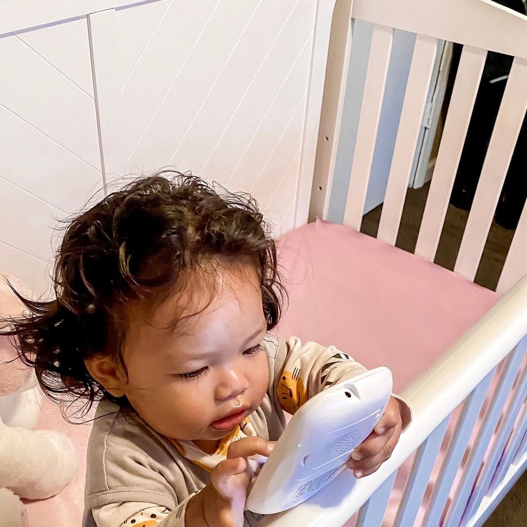 PEDROPgborges's tweet photo. Little hands, big curiosity. HelloBaby’s securely mounted crib camera and portable parent unit help you keep an eye on baby from anywhere in the house. https://t.co/b4RdgfneVs