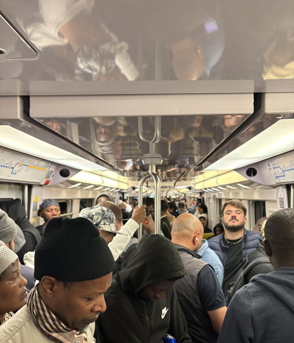 78pourcents's tweet photo. Je suis rester bloqué 1h40 dans le tunnel du RER B ce matin, cc @Pludetrains (j’ai dût avoir 2 malaises facile devant moi) 

GdN —> Châtelet  

Départ GdN - 5h45 
Arrivé Châtelet - 7h25 

🙂 https://t.co/eeniKAWoVI