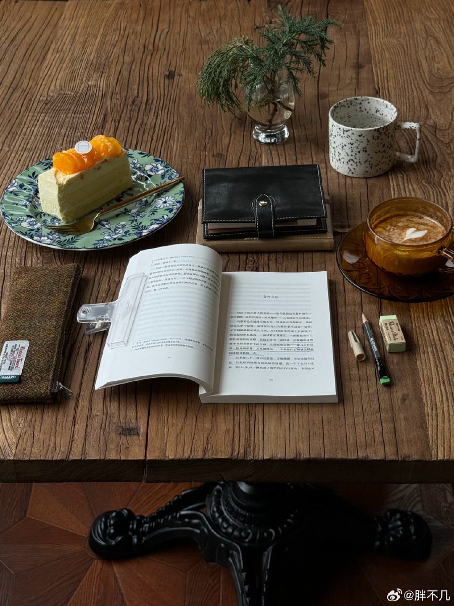 AnisaHamra's tweet photo. Tackling clutter this weekend! Picked up a vintage notebook and a set of ceramic mugs from my closet—old stuff can be so full of sweet little memories, why not give them a new home on my shelf https://t.co/pgDkW1nZHM