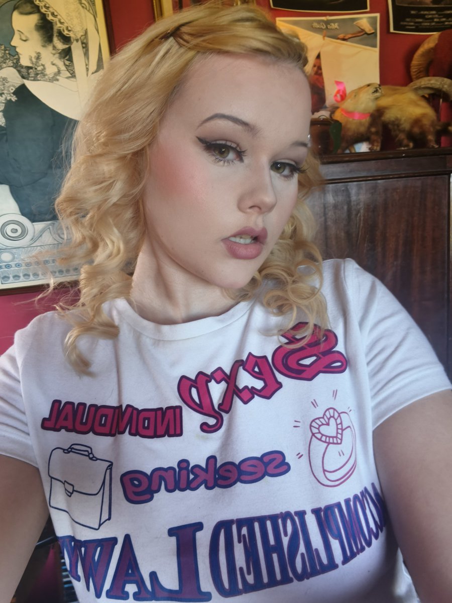 DivaDivine777's tweet photo. Finally found a concealer pale enough for me
It's Halloween makeup though 
#whatdatmean https://t.co/adKlPlxuCG