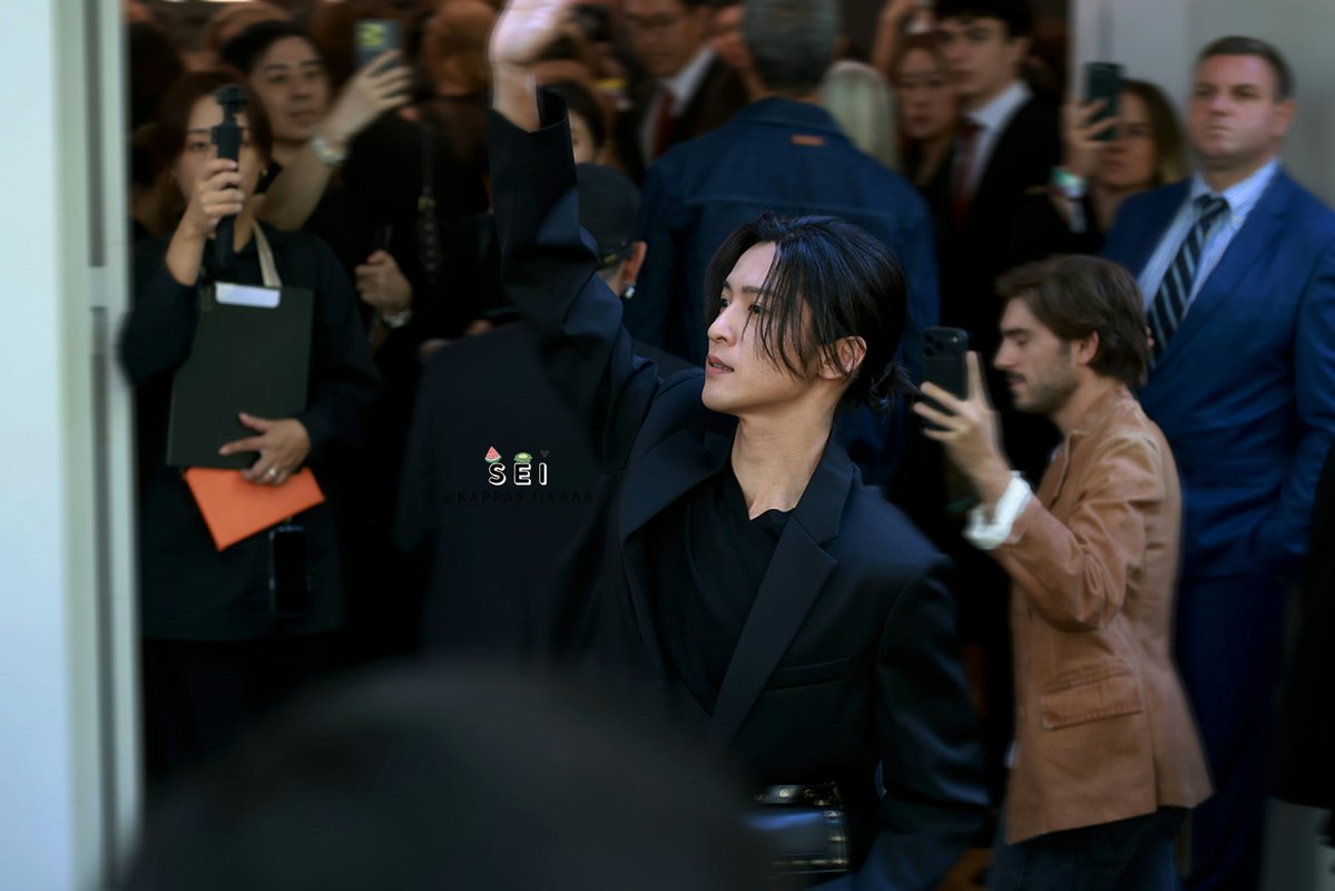 kappasuikaaa's tweet photo. 230926 FENDI SPRING/SUMMER 2027
目黒蓮 PREVIEW 

⭕️ REPOST OK 

 ❌️ PLEASE DO NOT CROP/EDIT MY LOGO OUT ❌️ 

 ❌️ DO NOT EDIT W/O PERMISSION ❌️ 

side view wonders 🖤

#RenMeguro 
#目黒蓮 
#RenMeguroxFendi
#Fendi 
#FendiSS27 https://t.co/6r1fi9Cgxm