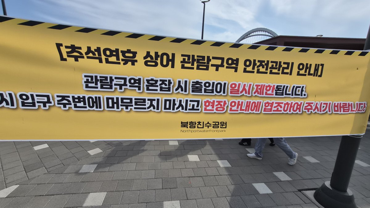 Glasss_Plate's tweet photo. 명절을 맞아 부산역 오는 사람 전부 부캉이 보러오는 인간밀도 장난아님
지금 사람많으니 낑기지 않게 주의하라고 방송도 나오고 장난아님
공영주차장 뿐 아니라 근처 부산역까지 주차장 자리없고 난리 https://t.co/iVLTX9yZ6I