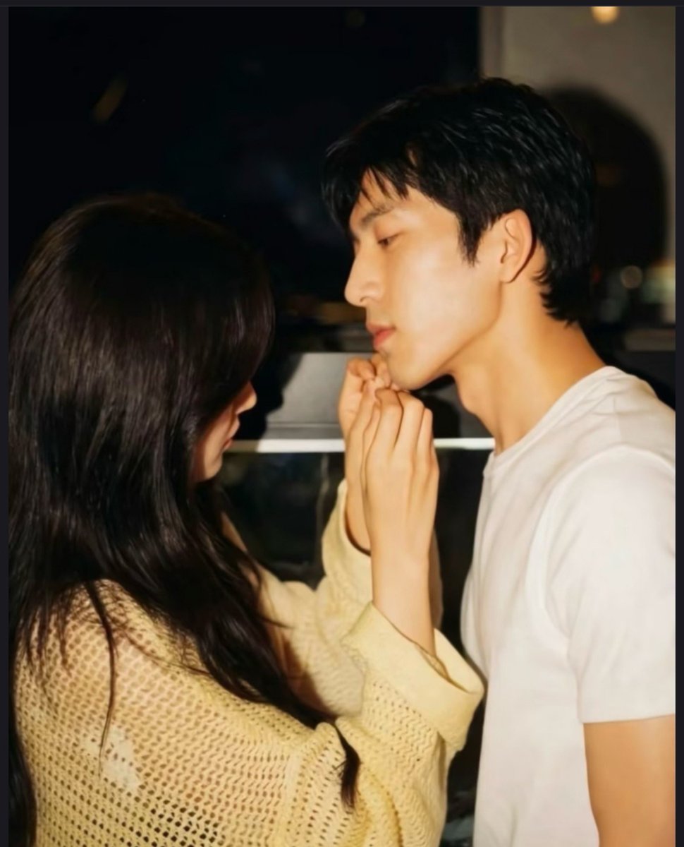 itgirlsq's tweet photo. the color grading on this is making it look like a candid shot, but the way he was looking at her 🙈 https://t.co/4CeHI2UIaf