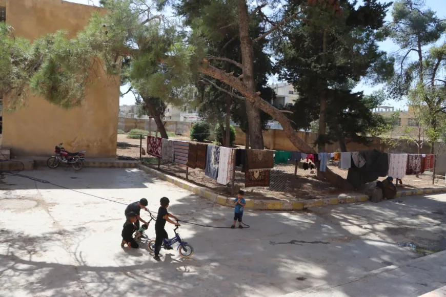 RojavaGundem6's tweet photo. 📍Kobani'deki okullarda bulunan göçmenler güvenli bir şekilde geri dönmeyi talep ediyor

Rakka, Girê Spî ve Minbic'ten yerinden edilmiş ve Kobanê şehrindeki okullarda kalan yurttaşlar, son derece kötü yaşam koşullarında yaşıyorlar. https://t.co/8hr032u3zY