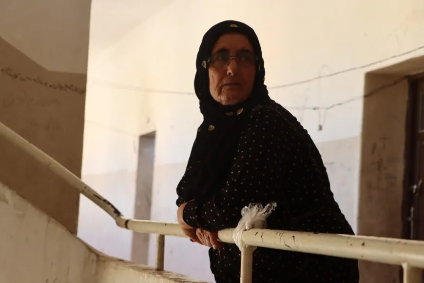 RojavaGundem6's tweet photo. 📍Kobani'deki okullarda bulunan göçmenler güvenli bir şekilde geri dönmeyi talep ediyor

Rakka, Girê Spî ve Minbic'ten yerinden edilmiş ve Kobanê şehrindeki okullarda kalan yurttaşlar, son derece kötü yaşam koşullarında yaşıyorlar. https://t.co/8hr032u3zY