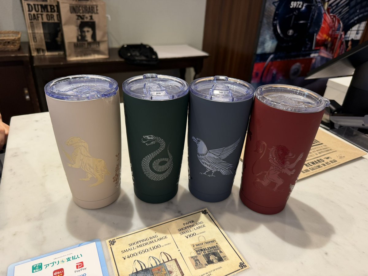 Coffey_Milk's tweet photo. 結局全部買っちまった(￣∇￣*)ゞ
長男には欲しいか聞いてないけど母レイブンクロー
次男ハッフルパフ欲しいっつわれて
長男は聞いてないけどスリザリン決定なんだ異論は聞かぬ笑
これで家族全員ハリポタ所持だぜ✨️
今日の赤坂まじでキレーー
いい天気や https://t.co/AMlxRwBkdN