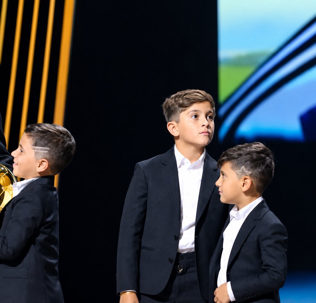 Davedurel123's tweet photo. Si vous voyez ces trois-là rôder autour de la cérémonie du Ballon d’Or, commencez simplement à pleurer. https://t.co/j6Ky1xsbO7