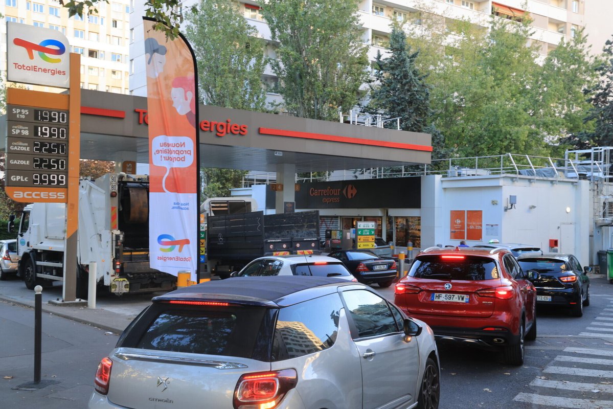 le_Parisien's tweet photo. On a essayé de faire le plein dans 20 stations Total aux prix plafonnés
Malgré des ruptures ponctuelles et des files qui s’allongent, on est encore loin de la pénurie générale ➡️ https://t.co/VESbHnhxuh https://t.co/2p5w5Krz0n