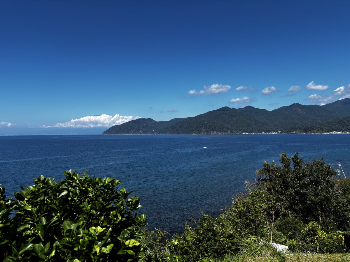 O_MACHI_0's tweet photo. 海は広いなぁ🌊

崖っぷちに来ています https://t.co/6JwTmchw8Z