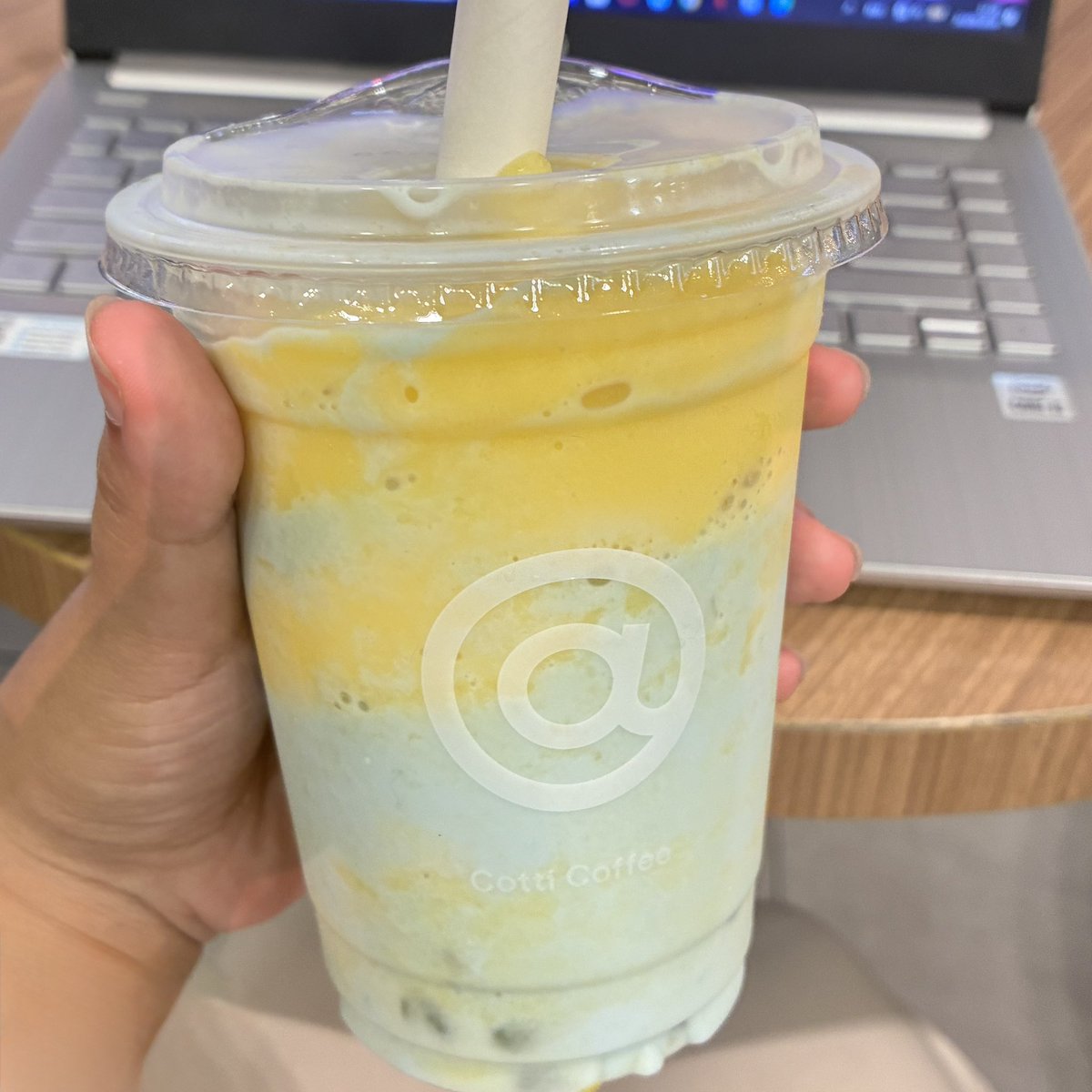 purplepinkskais's tweet photo. kalian wajib coba pampas blue mango coco frappé dari cotti coffee. dilihat dari tampilannya aja udah menarik banget dan rasa mangga dicampur coconut milknya tuh seger banget ditambah ada jelly-jellynya gitu

note: kalo kalian pengguna baru apk cotti coffee harganya jadi cuma 15k https://t.co/pwEIoqDMKQ