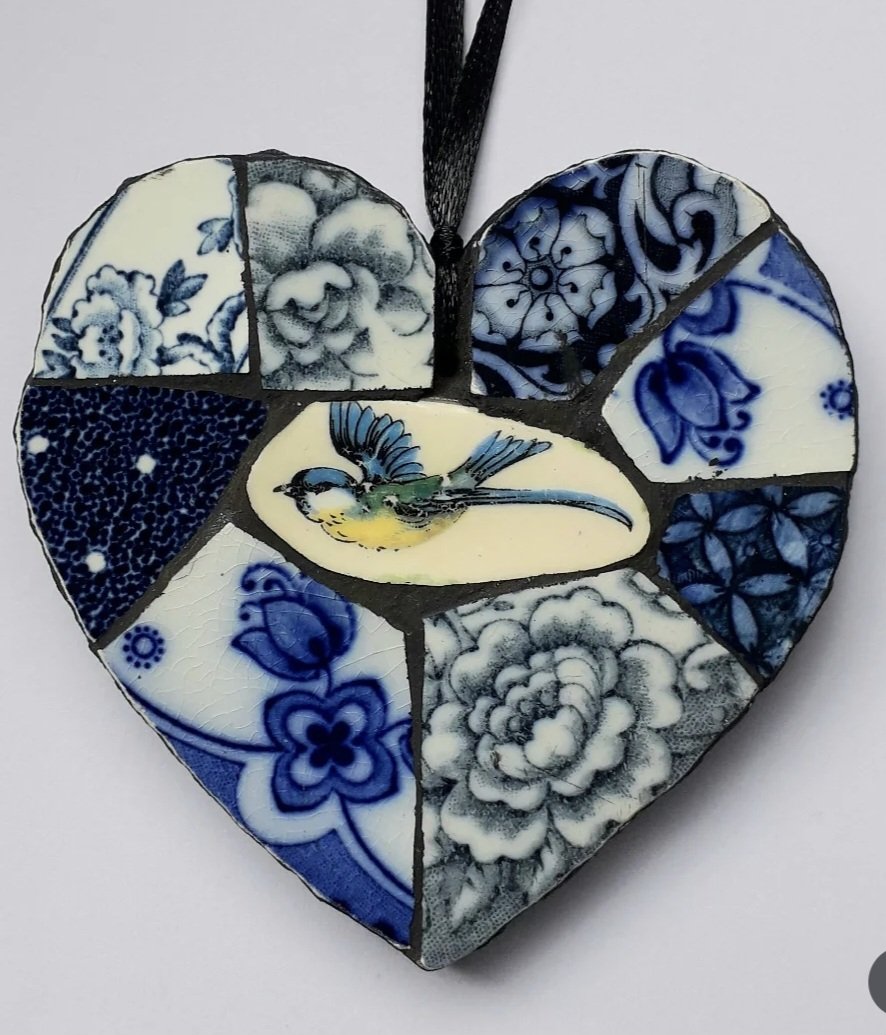 womensart1's tweet photo. Kelly Gardner, whose mosaic work is inspired by and includes vintage china #womensart #ColourBlueWeek https://t.co/1w7rACcV7E