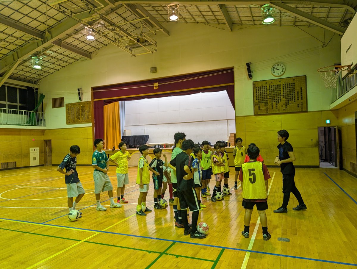 CCfcksc2015's tweet photo. 先日の練習にOB３名が参加してくれました。
ドリブルや球際の激しさなどはさすが中学生！
6年生は市大会前にいい刺激になりました。
後輩達のために、またぜひ、遊びに来てください！ https://t.co/7BtN5wm5a1