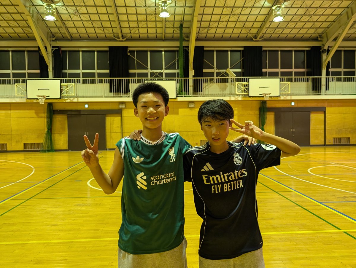 CCfcksc2015's tweet photo. 先日の練習にOB３名が参加してくれました。
ドリブルや球際の激しさなどはさすが中学生！
6年生は市大会前にいい刺激になりました。
後輩達のために、またぜひ、遊びに来てください！ https://t.co/7BtN5wm5a1