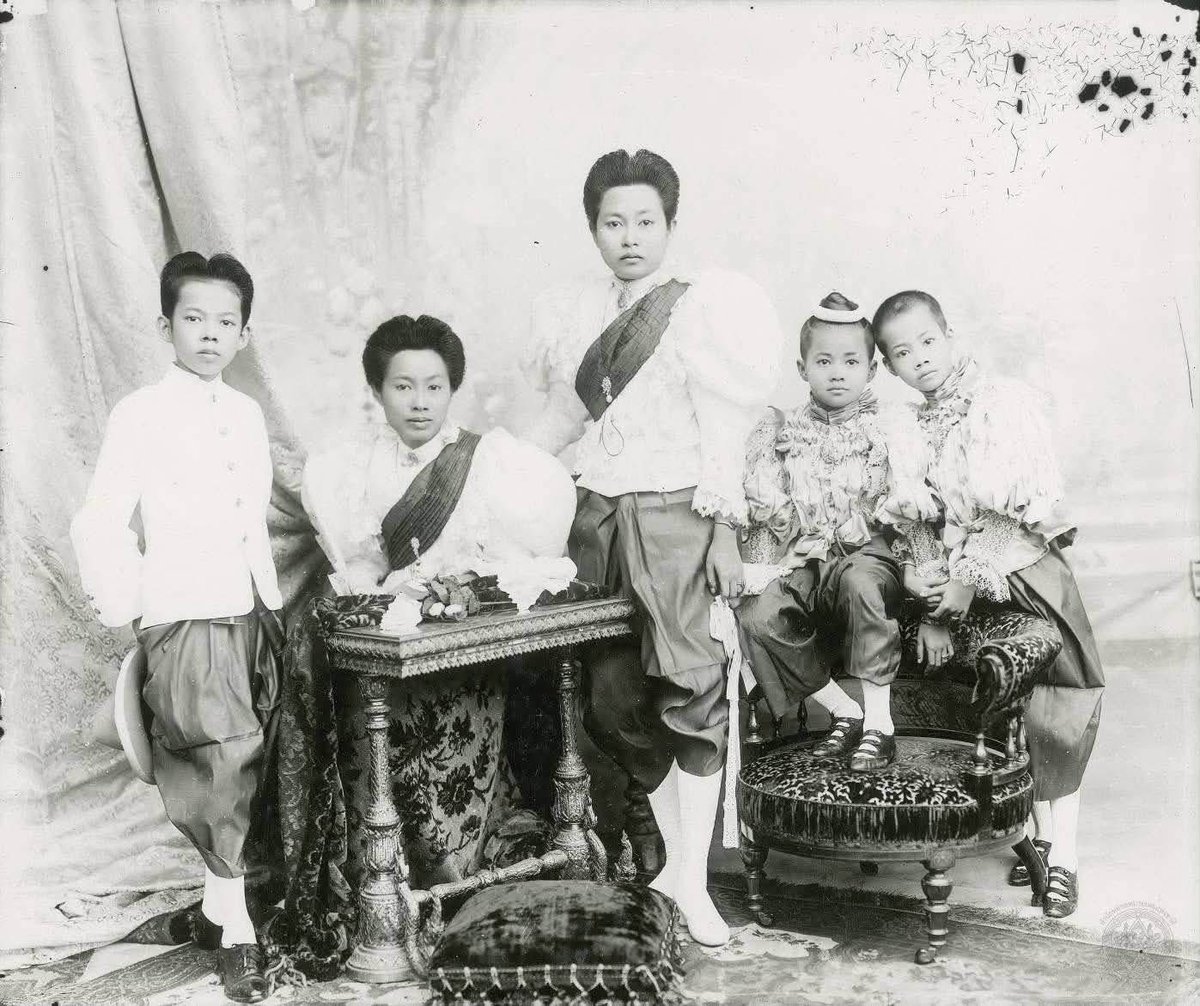 aunpanuwats's tweet photo. ทำไมชุดไืทยสมัยร.5ถึงไม่ได้ขึ้นทะเบียนหรือนำมาต่อยอดบ้าง ซึ่งเป็นชุดที่สวยมากๆนะ https://t.co/k5meZyU0tc