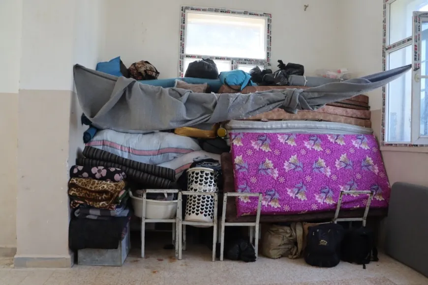RojavaGundem6's tweet photo. 📍Kobani'deki okullarda bulunan göçmenler güvenli bir şekilde geri dönmeyi talep ediyor

Rakka, Girê Spî ve Minbic'ten yerinden edilmiş ve Kobanê şehrindeki okullarda kalan yurttaşlar, son derece kötü yaşam koşullarında yaşıyorlar. https://t.co/8hr032u3zY